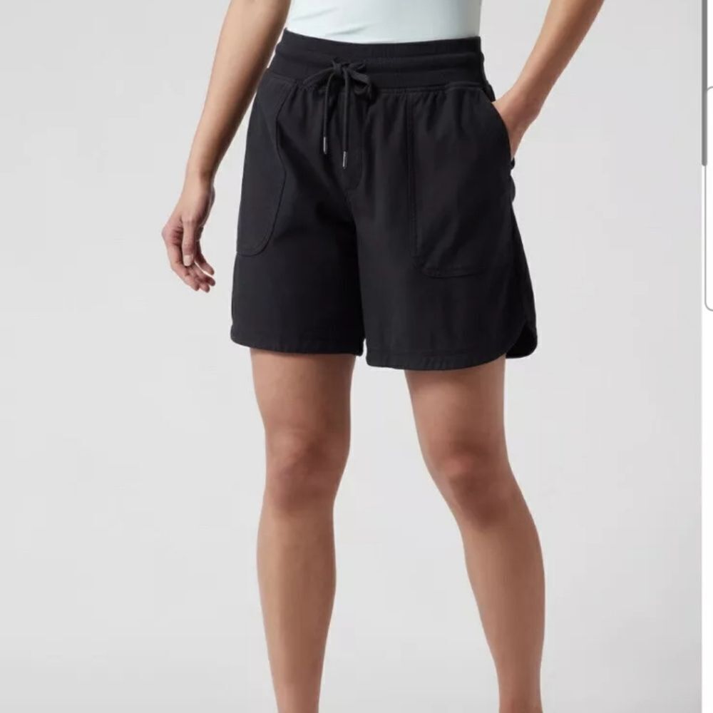 Athleta Farallon Midi‎ Shorts Size Small